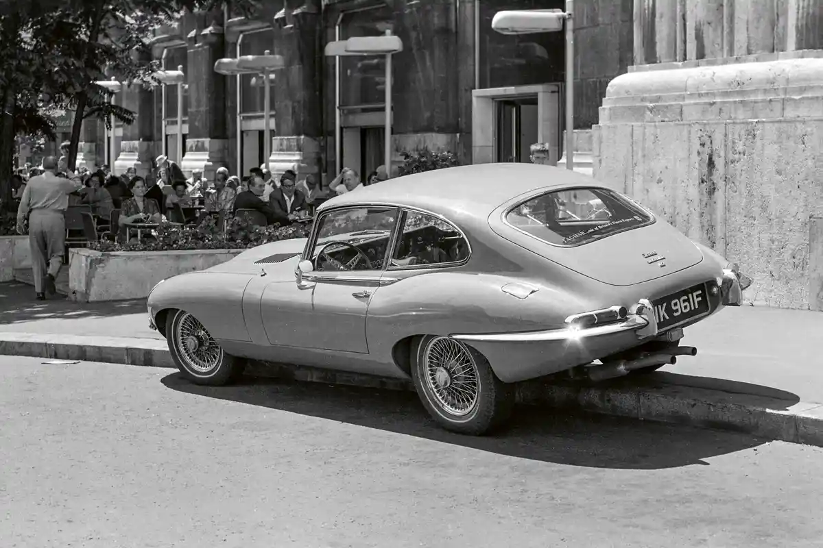 Már a nagyobb, 4,2 l-es soros hathengeressel szerelt Jaguar E-Type Coupe