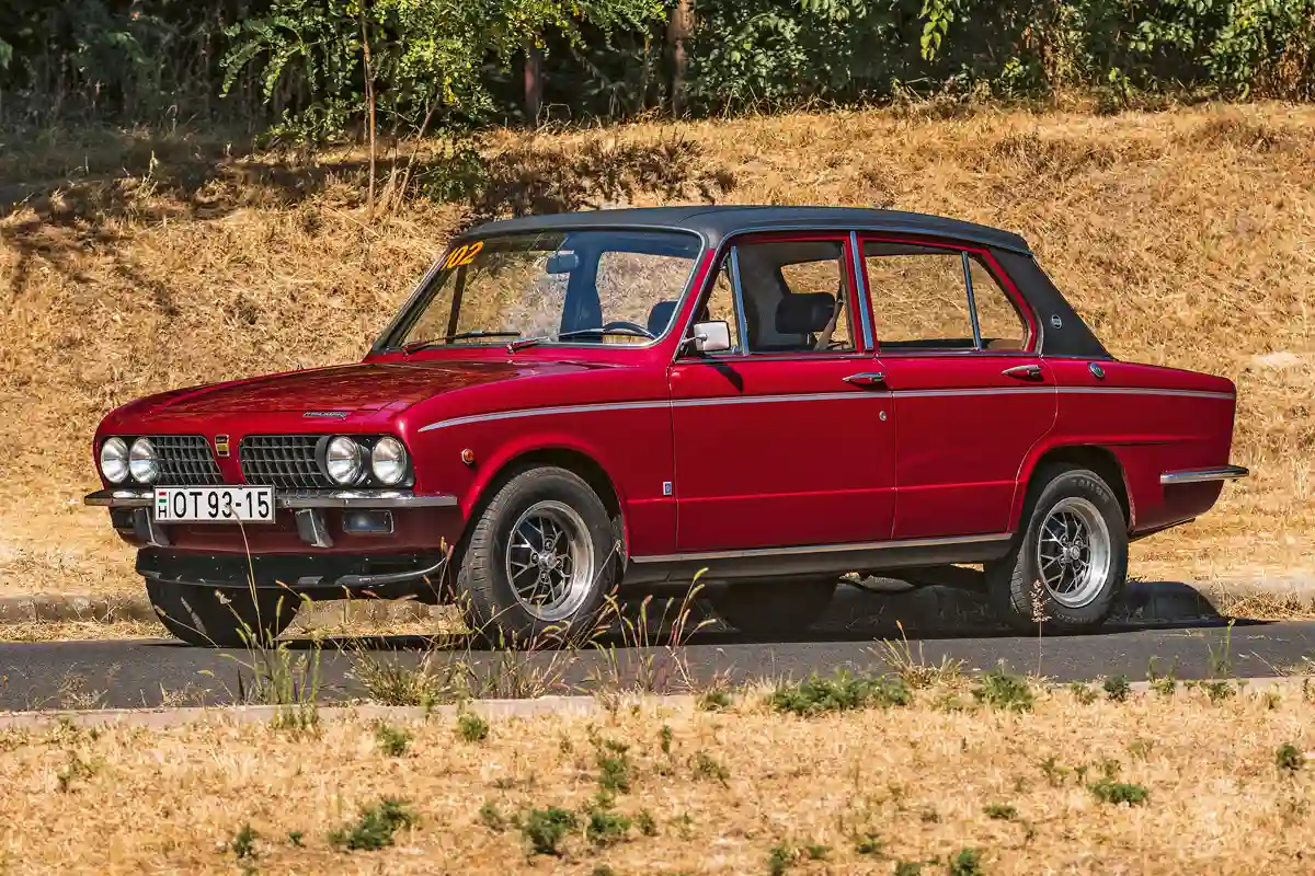 A Dolomite vonalai egyszerre idézik a korszak olasz szedánjait és a BMW Neue Klassét, nem véletlenül; a bajor is nagyrészt Giovanni Michelotti munkája