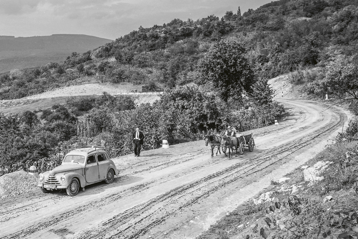 Skoda taxi Héregen, a Bika-réti szőlőknél (1951). A háború után bőven akadtak még olyan magyarországi települések, ahová csak földúton lehetett eljutni (Fortepan/Uvaterv)