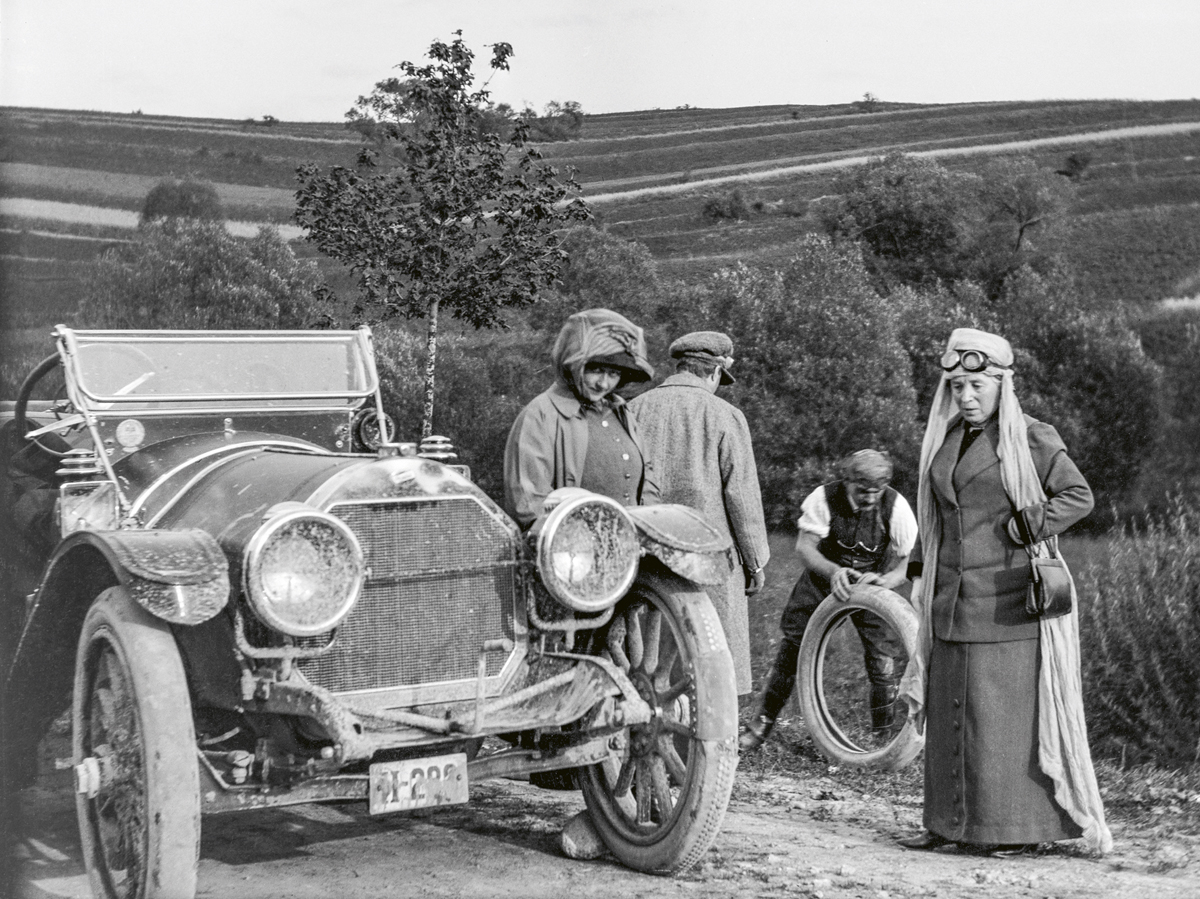Defekt a túrán (1913). A grófi Zichy-család tagjai már az 1910-es években használtak automobilt (Fortepan/Zichy)