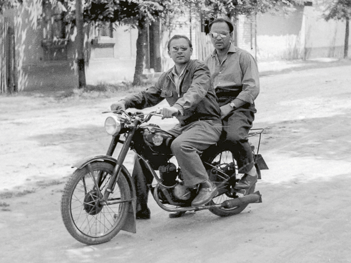 Ketten a motorkerékpáron, itt éppen Csepel 125-ösön (1953). A személygépkocsik használatát a lakosság körében csak az 1960-as évektől „legalizálta” a felsővezetés, ugrásszerű fejlődés pedig az 1970-es években következett be (Fortepan)