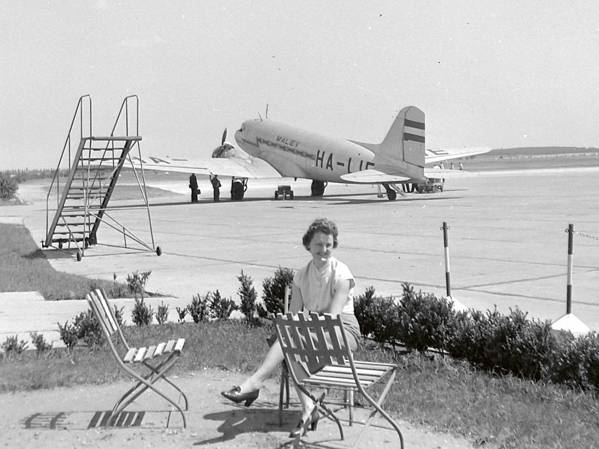 LI-2 típusú Malév utasszállító repülőgép a pécsi repülőtéren (1959). 1946 őszétől több vidéki nagyvárosnak is volt menetrendszerinti légi összeköttetése a fővárossal, a szolgáltatás 1969 tavaszán szűnt meg (Fortepan/Gyöngyi)