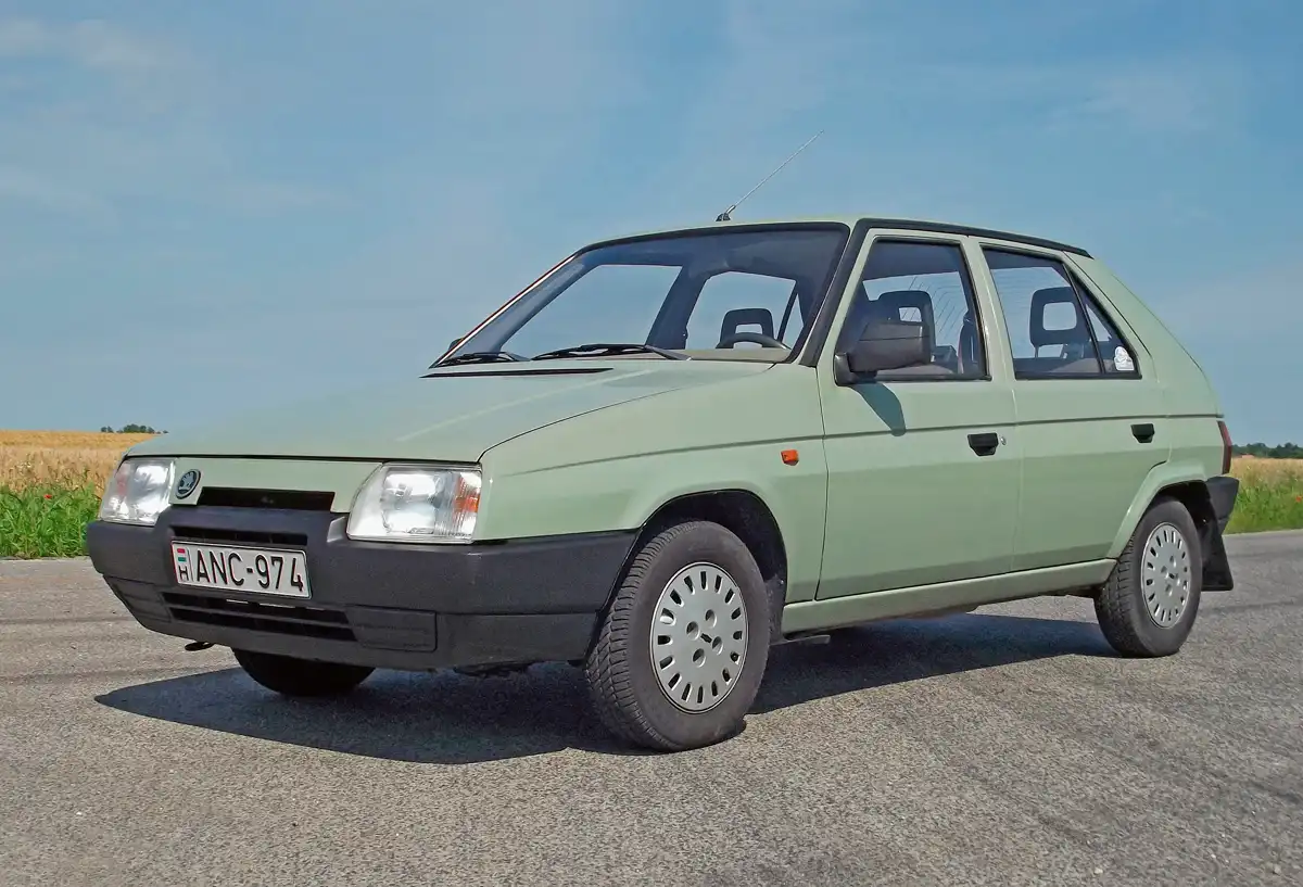 Nagyon nyugati próbált lenni, ez azonban csak kívülről sikerült: a karosszériát a Bertone rajzolta. 783 167 Favorit készült összesen, a kombi Formant még a Felicia megjelenése után is gyártották, egészen 1995-ig