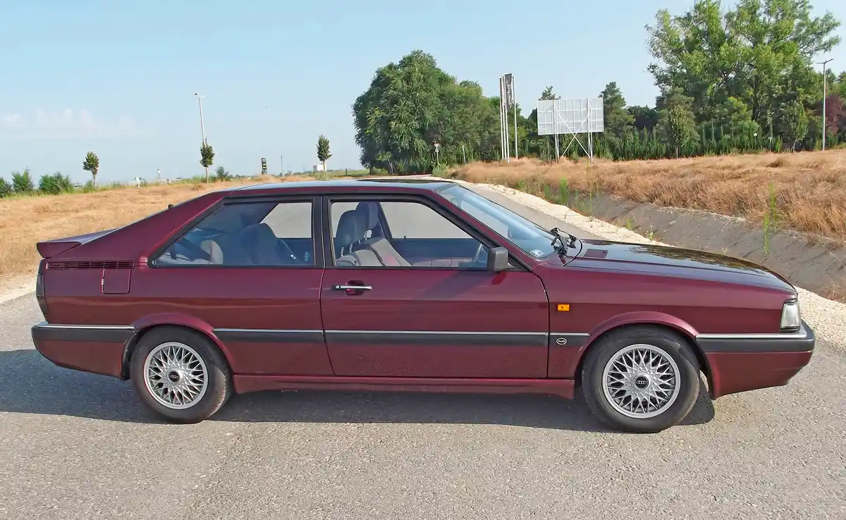 Igazi Gran Turismo, hátul is elég tágas benne a hely